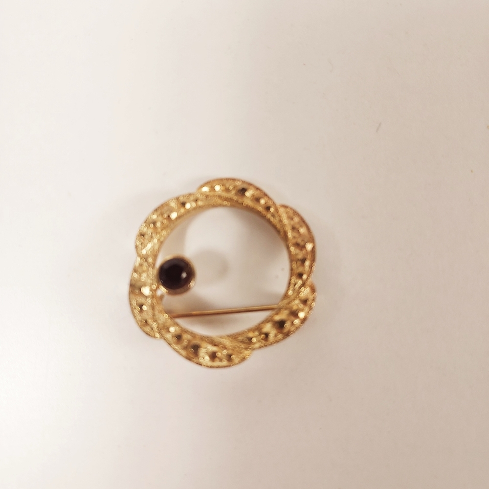 VIntage Small Gold tone Brooch Maroon Textured Elegant
